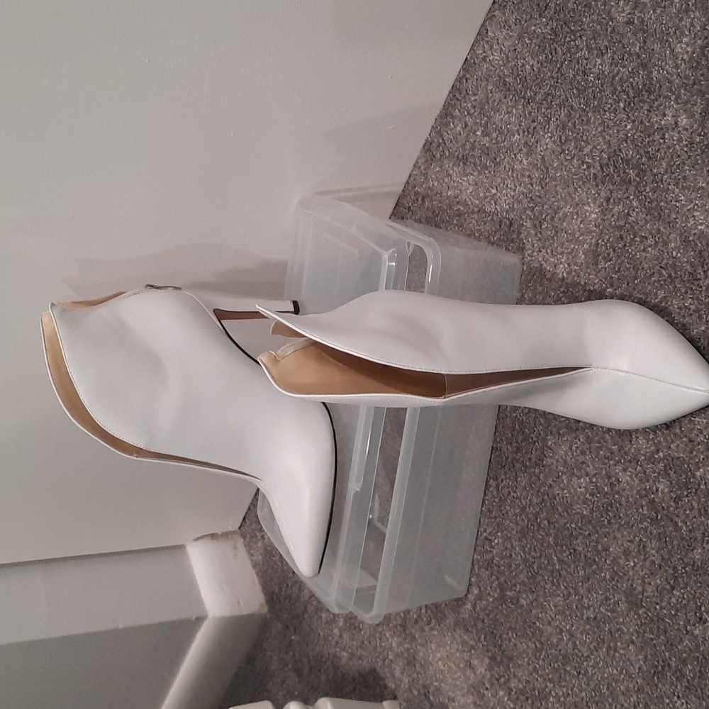 White Nine West  booties, size 9M